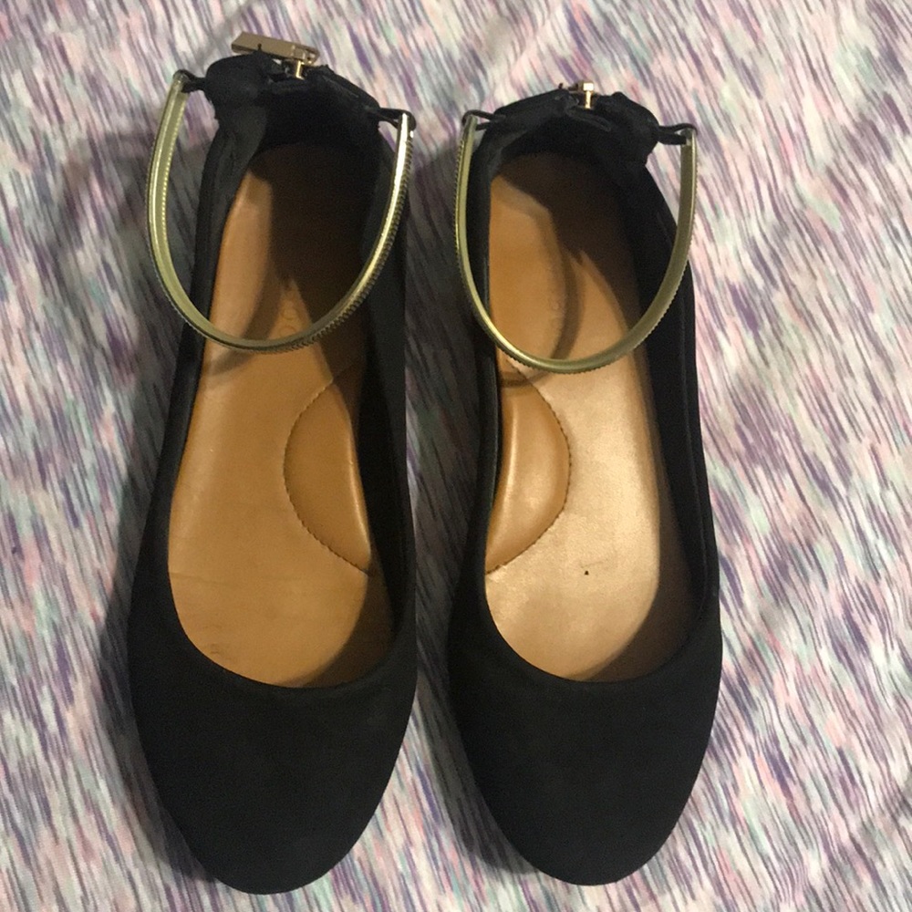 Black flat shoes